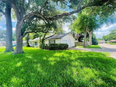 Home For Sale in Lake Jackson, Texas