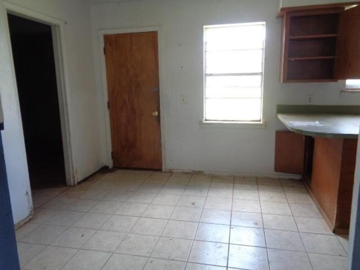 Picture of Home For Sale in Plainview, Texas, United States