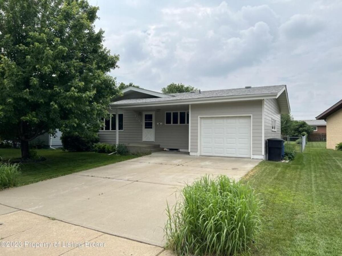 Picture of Home For Sale in Dickinson, North Dakota, United States