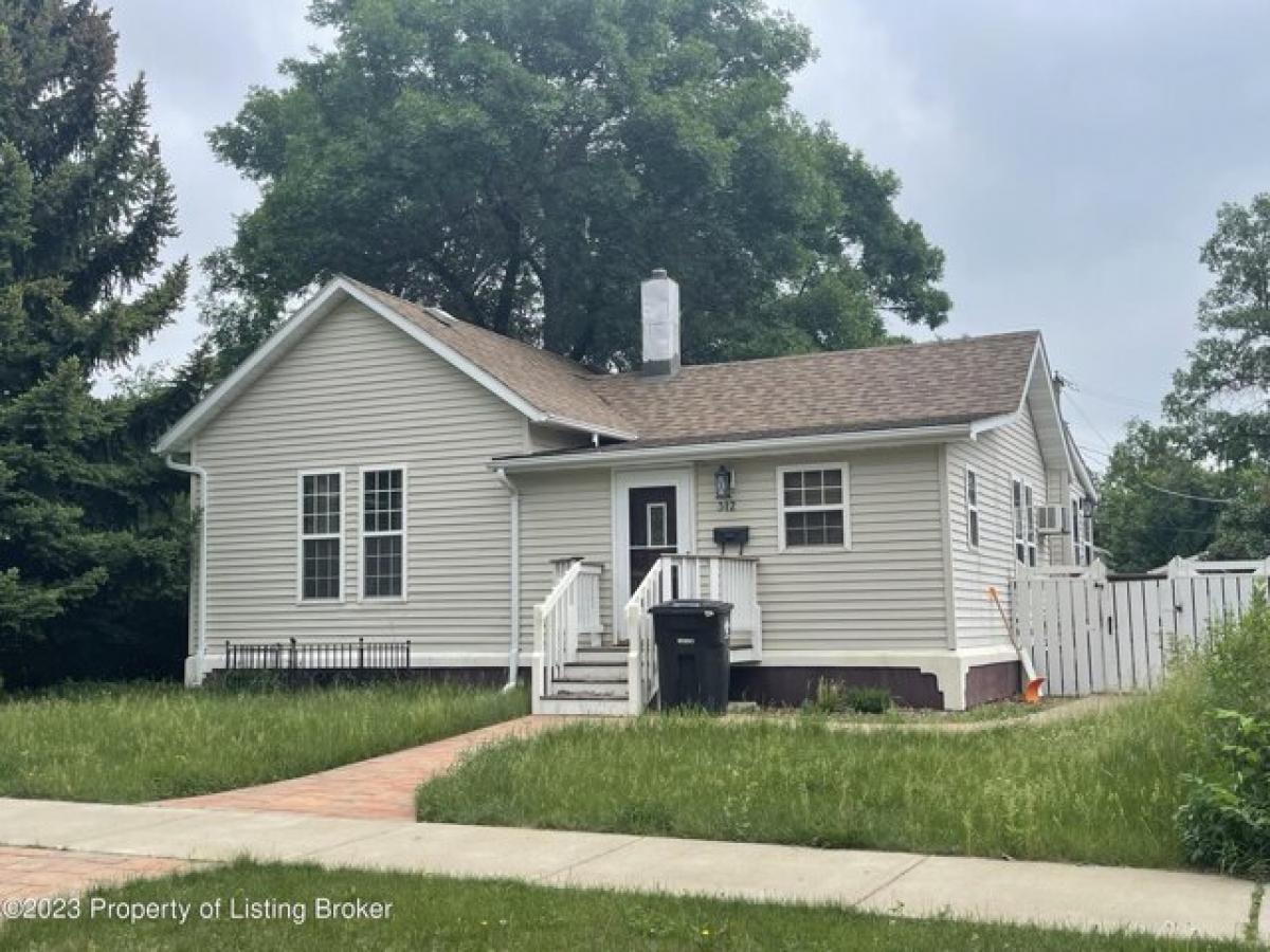 Picture of Home For Sale in Dickinson, North Dakota, United States