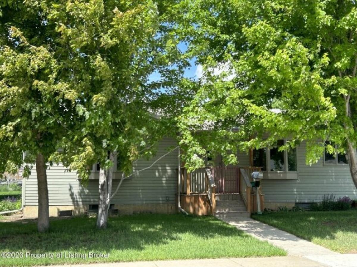 Picture of Home For Sale in Dickinson, North Dakota, United States