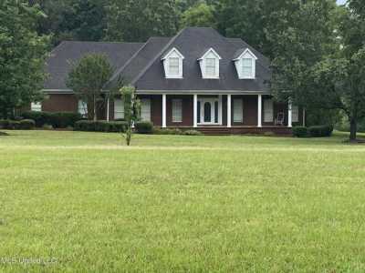 Home For Sale in Senatobia, Mississippi