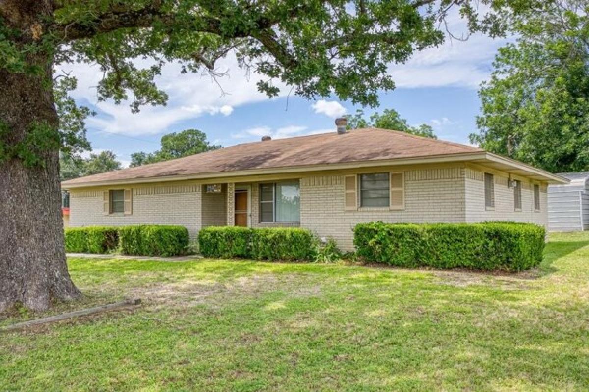 Picture of Home For Sale in Elkhart, Texas, United States