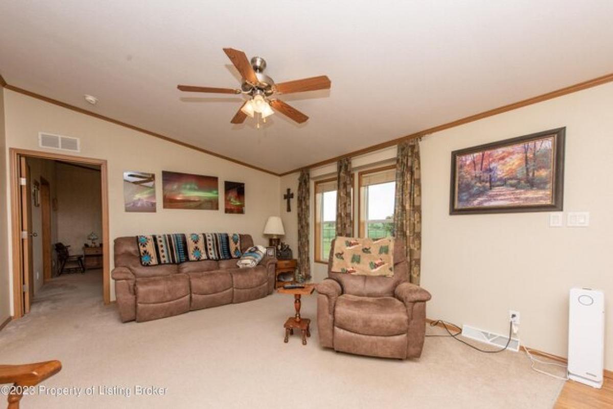 Picture of Home For Sale in Dickinson, North Dakota, United States