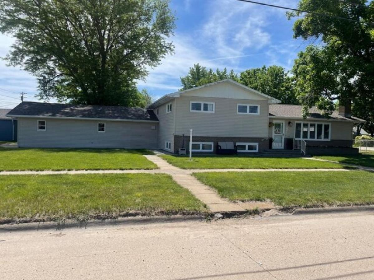 Picture of Home For Sale in Gothenburg, Nebraska, United States