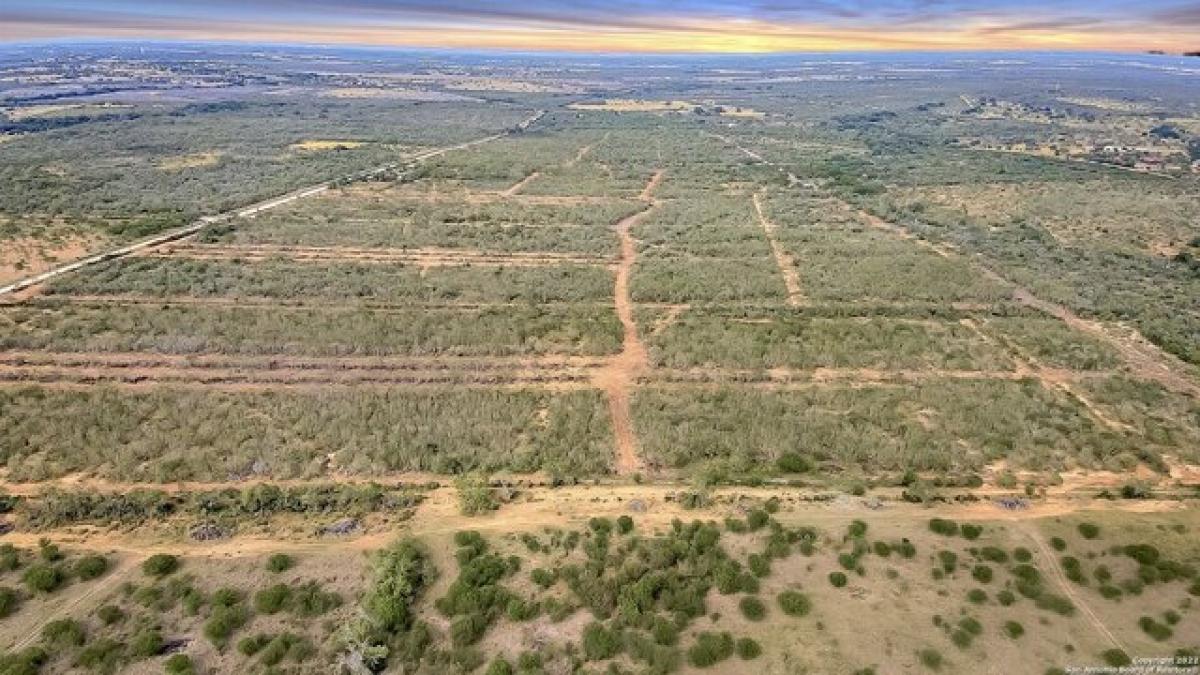 Picture of Residential Land For Sale in Jourdanton, Texas, United States