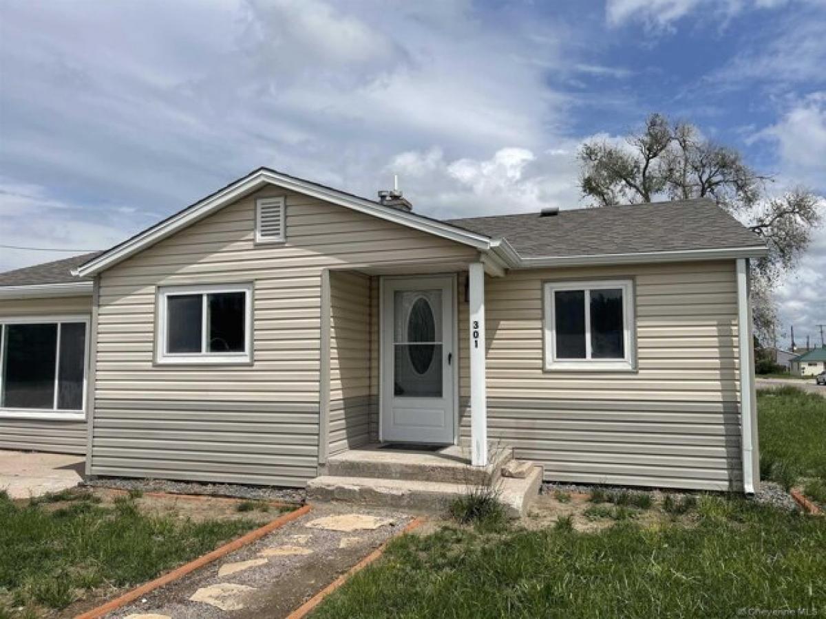 Picture of Home For Sale in Pine Bluffs, Wyoming, United States