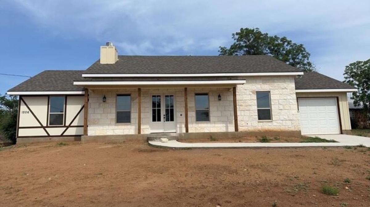 Picture of Home For Sale in Llano, Texas, United States