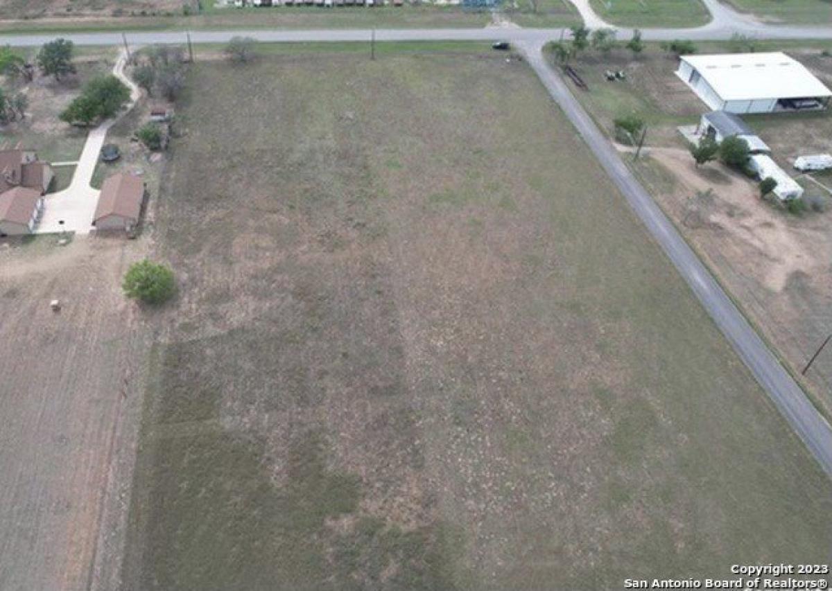 Picture of Residential Land For Sale in Devine, Texas, United States