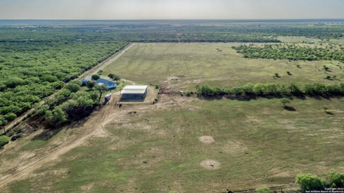 Picture of Residential Land For Sale in Jourdanton, Texas, United States