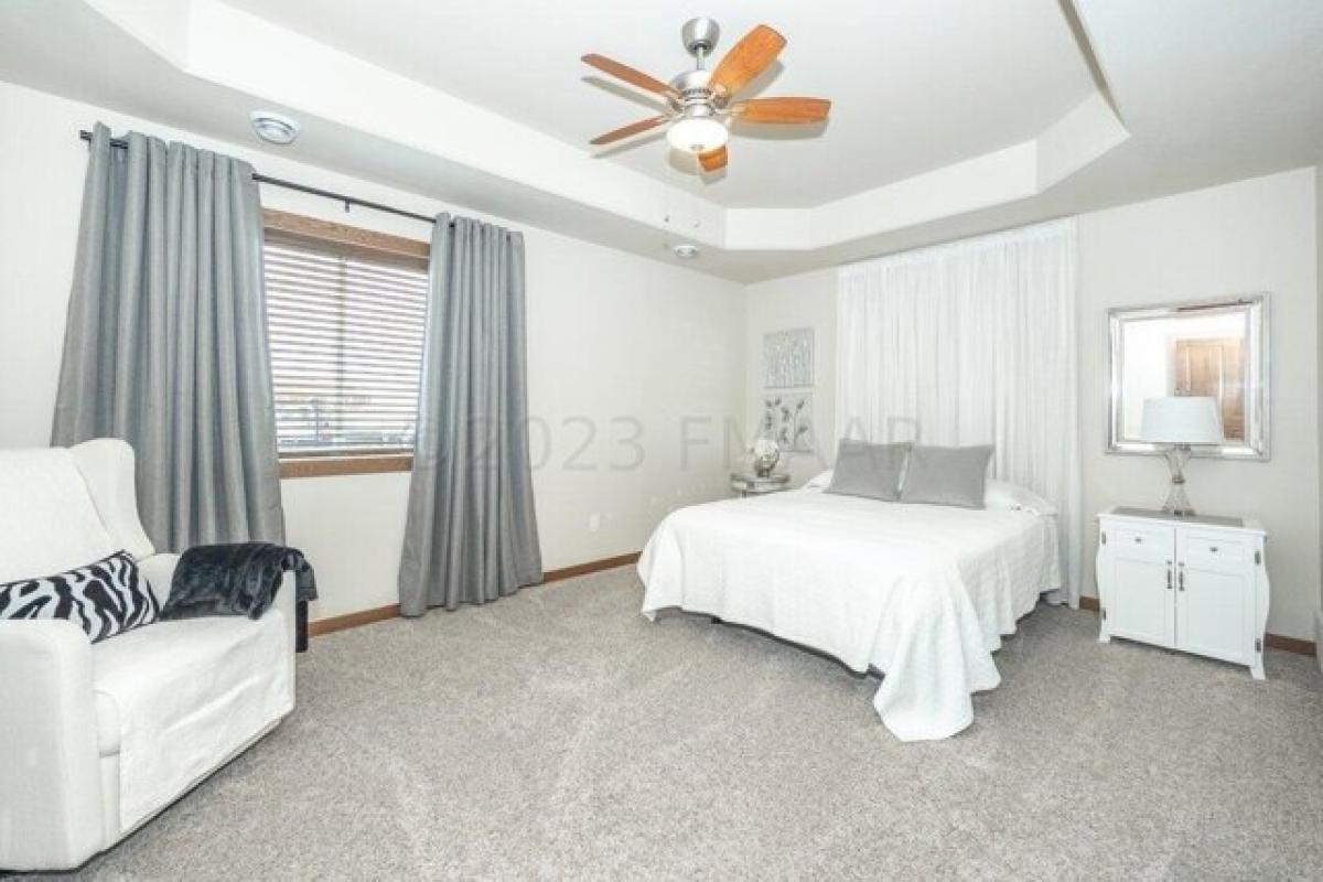 Picture of Home For Sale in West Fargo, North Dakota, United States