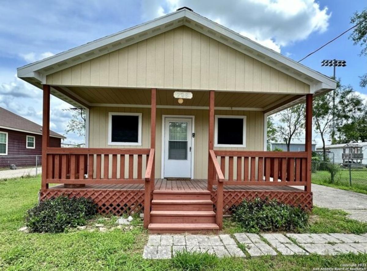 Picture of Home For Sale in Poth, Texas, United States