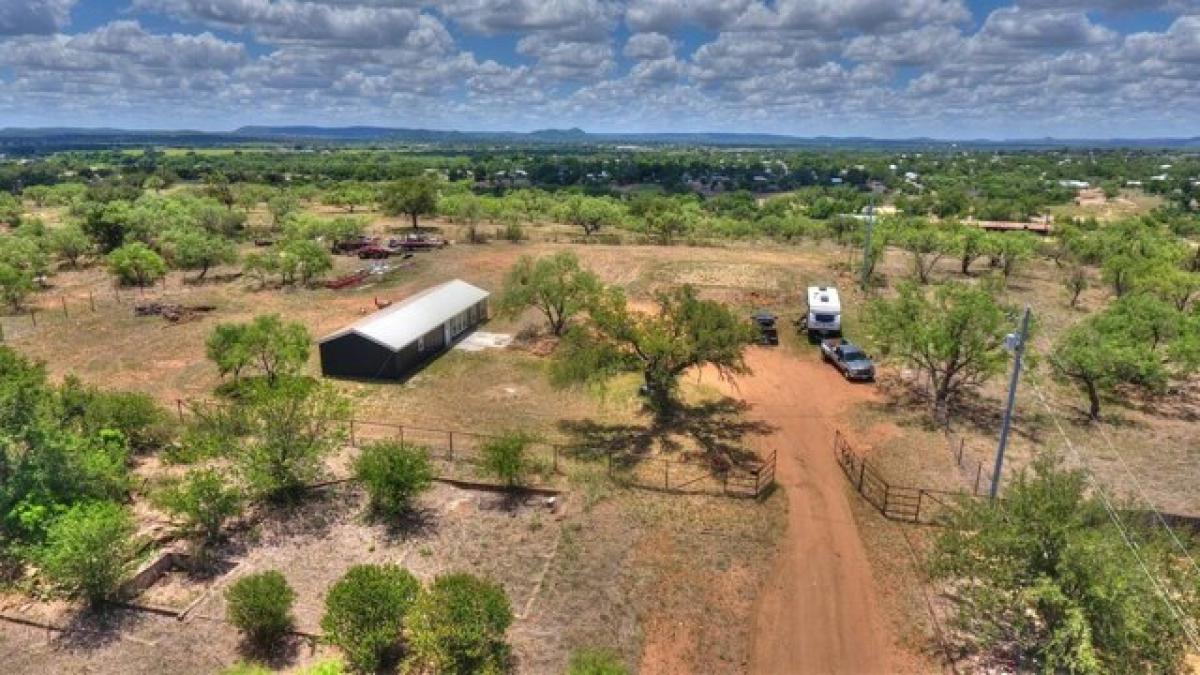 Picture of Home For Sale in Llano, Texas, United States