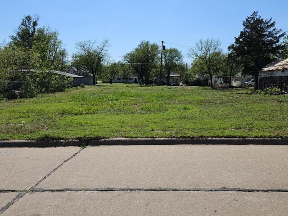 Picture of Home For Sale in Larned, Kansas, United States