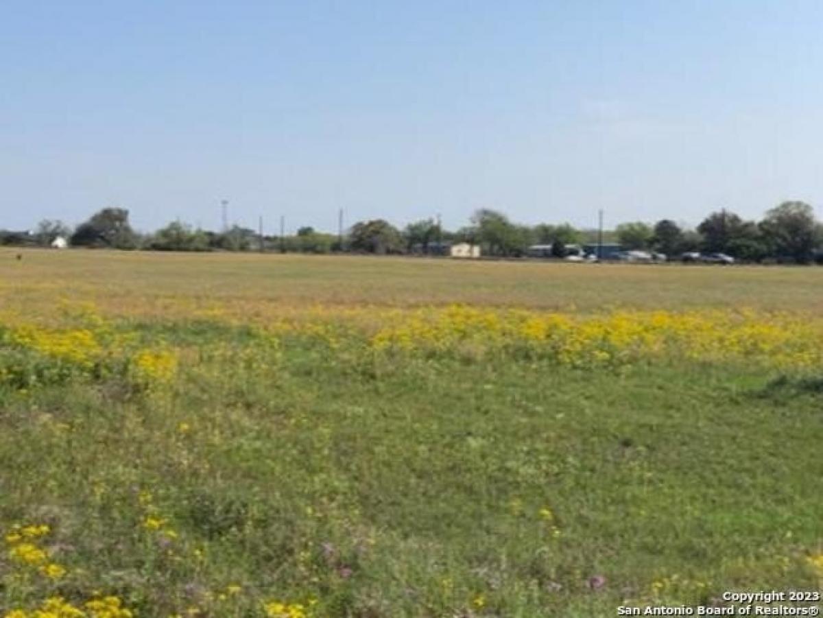 Picture of Residential Land For Sale in Saint Hedwig, Texas, United States