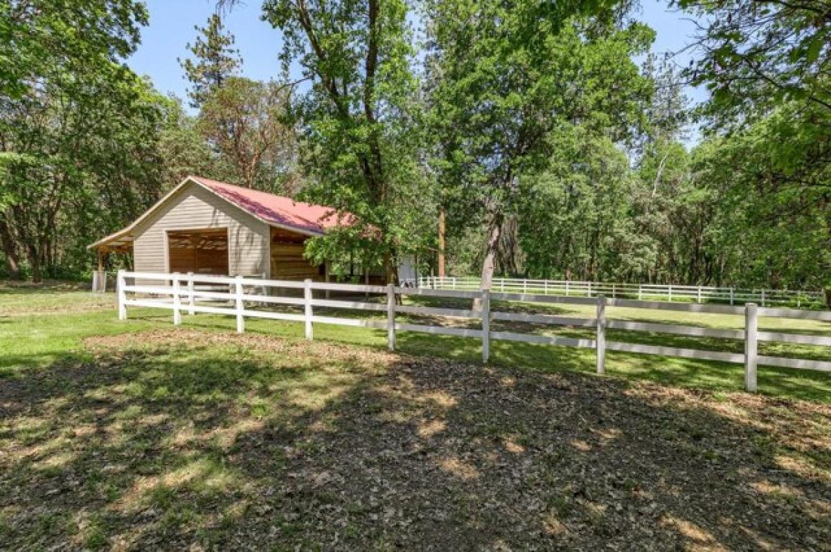 Picture of Home For Sale in Central Point, Oregon, United States