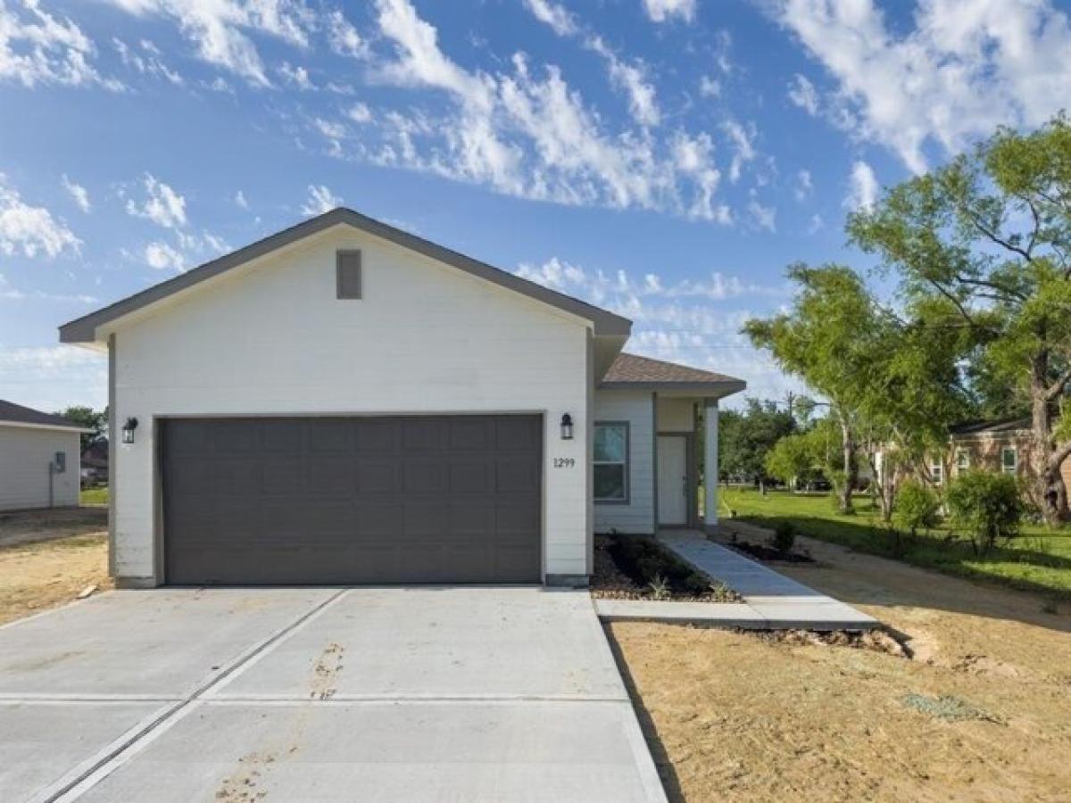 Picture of Home For Sale in Anahuac, Texas, United States