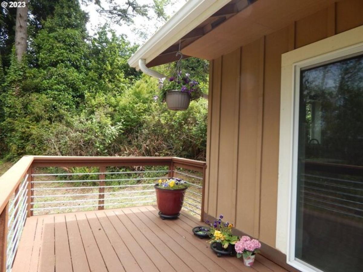 Picture of Home For Sale in North Bend, Oregon, United States