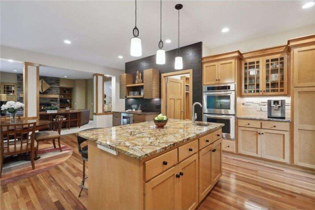 Picture of Home For Sale in Eden Prairie, Minnesota, United States