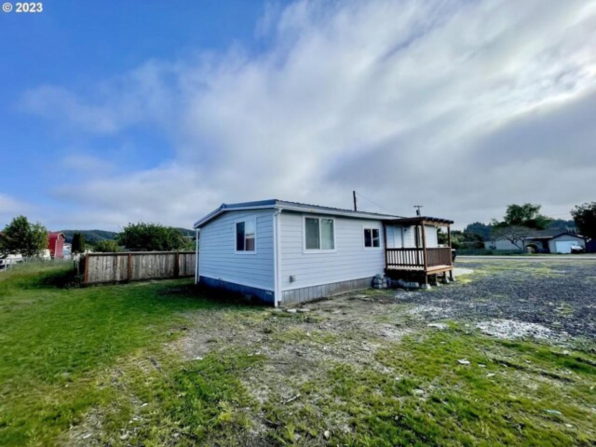 Picture of Home For Sale in Lakeside, Oregon, United States