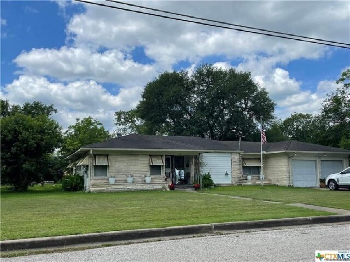 Picture of Home For Sale in Yoakum, Texas, United States