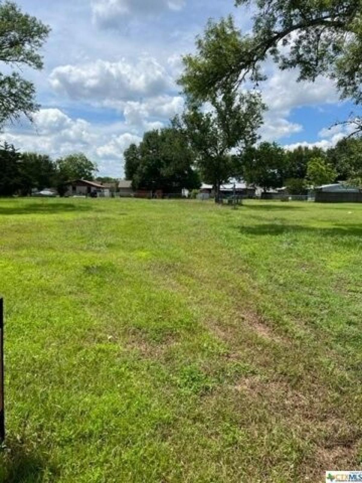 Picture of Home For Sale in Yoakum, Texas, United States