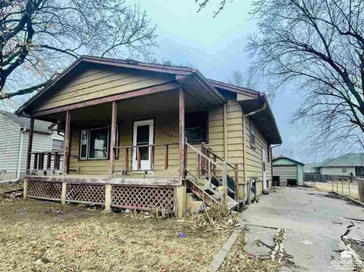 Picture of Home For Sale in Clay Center, Kansas, United States