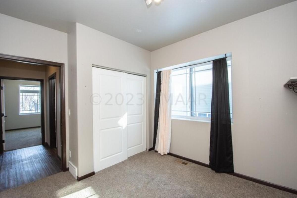 Picture of Home For Sale in West Fargo, North Dakota, United States