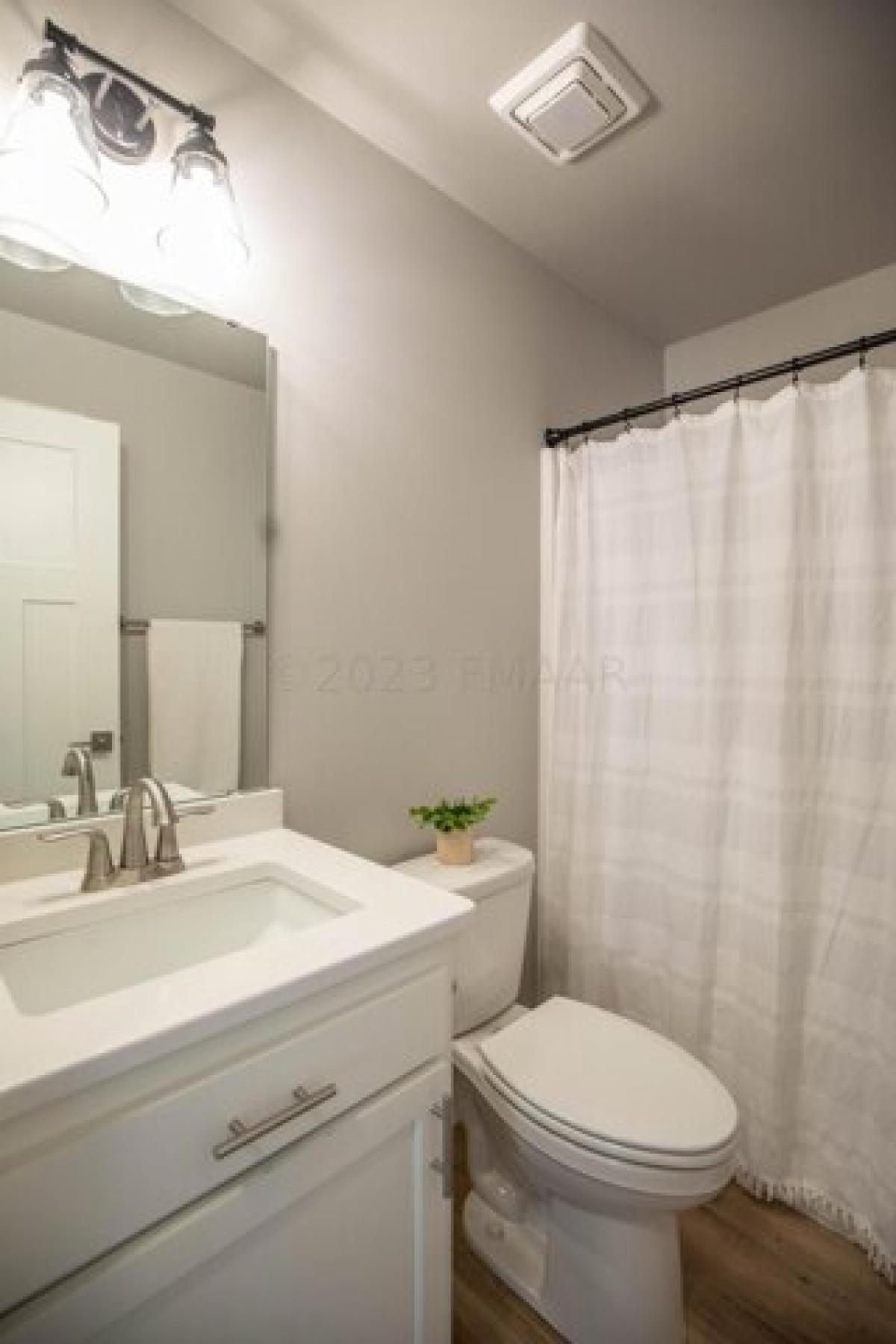 Picture of Home For Sale in West Fargo, North Dakota, United States