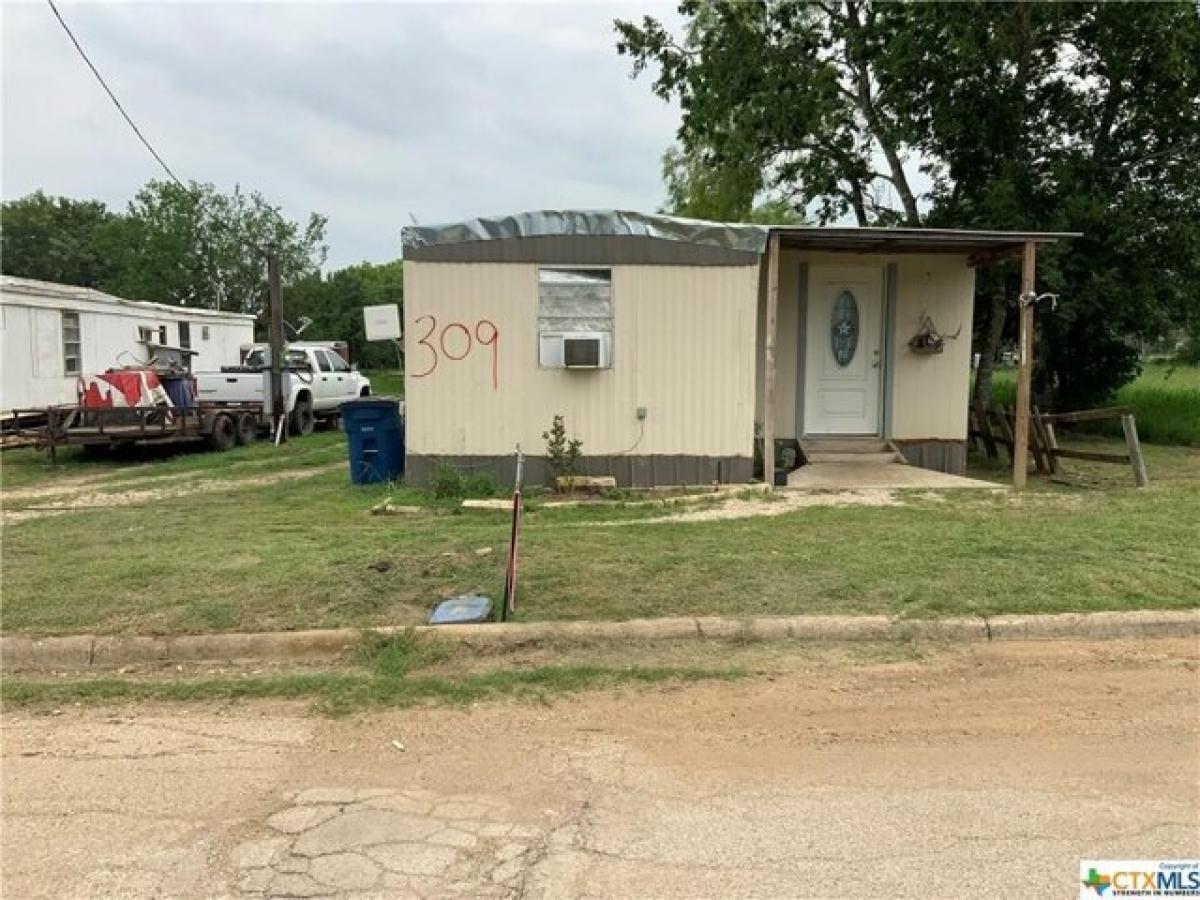 Picture of Home For Sale in Nixon, Texas, United States