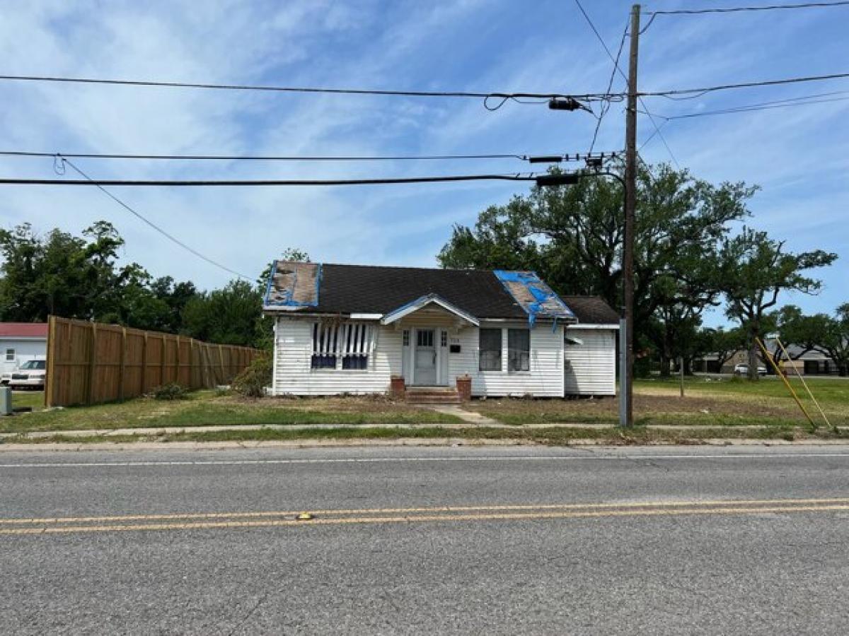 Picture of Residential Land For Sale in Westlake, Louisiana, United States