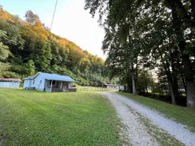 Home For Sale in Phyllis, Kentucky