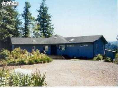 Home For Sale in Lakeside, Oregon