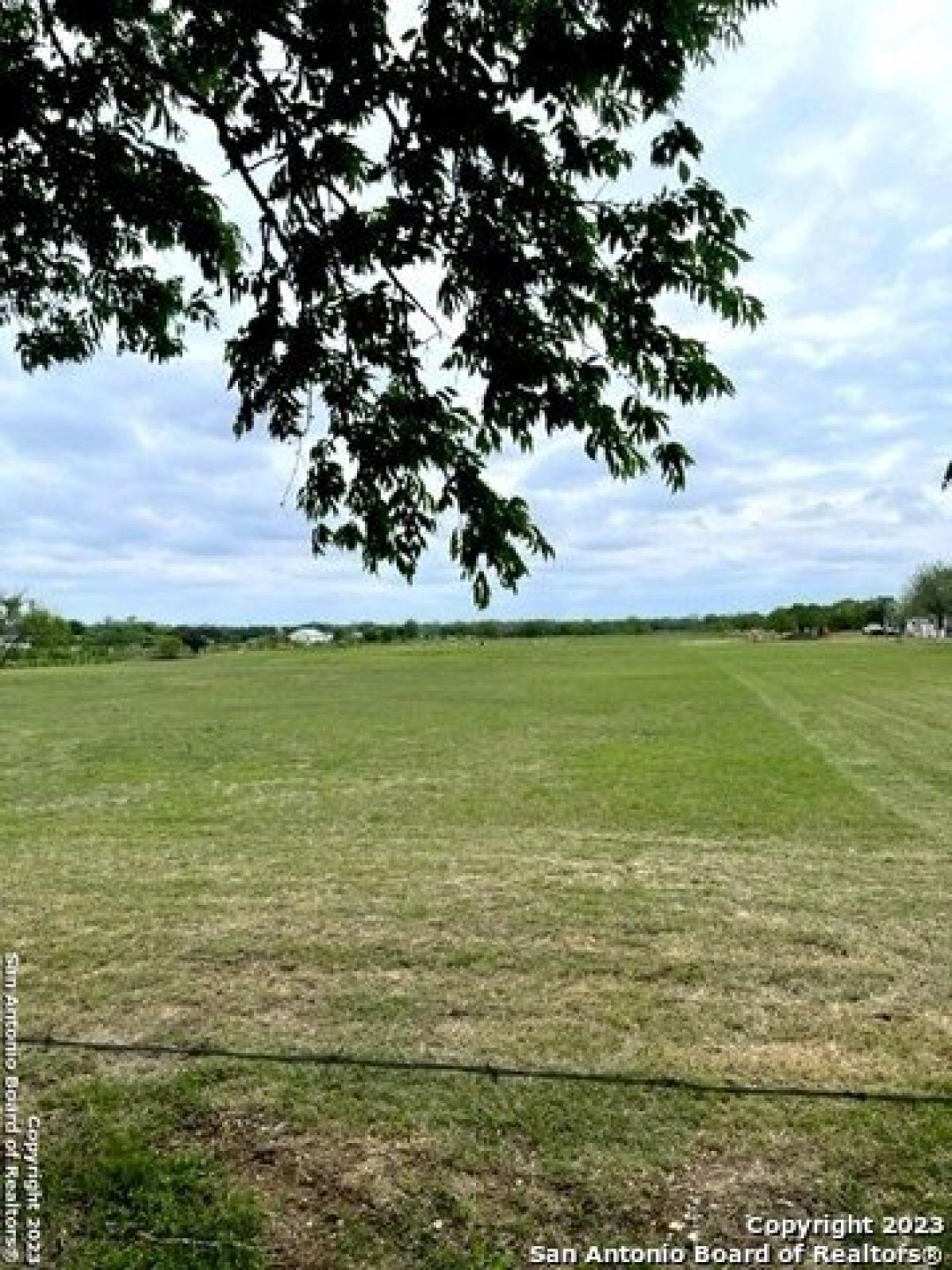 Picture of Residential Land For Sale in Natalia, Texas, United States