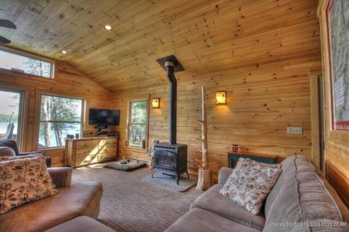 Picture of Home For Sale in Rangeley, Maine, United States