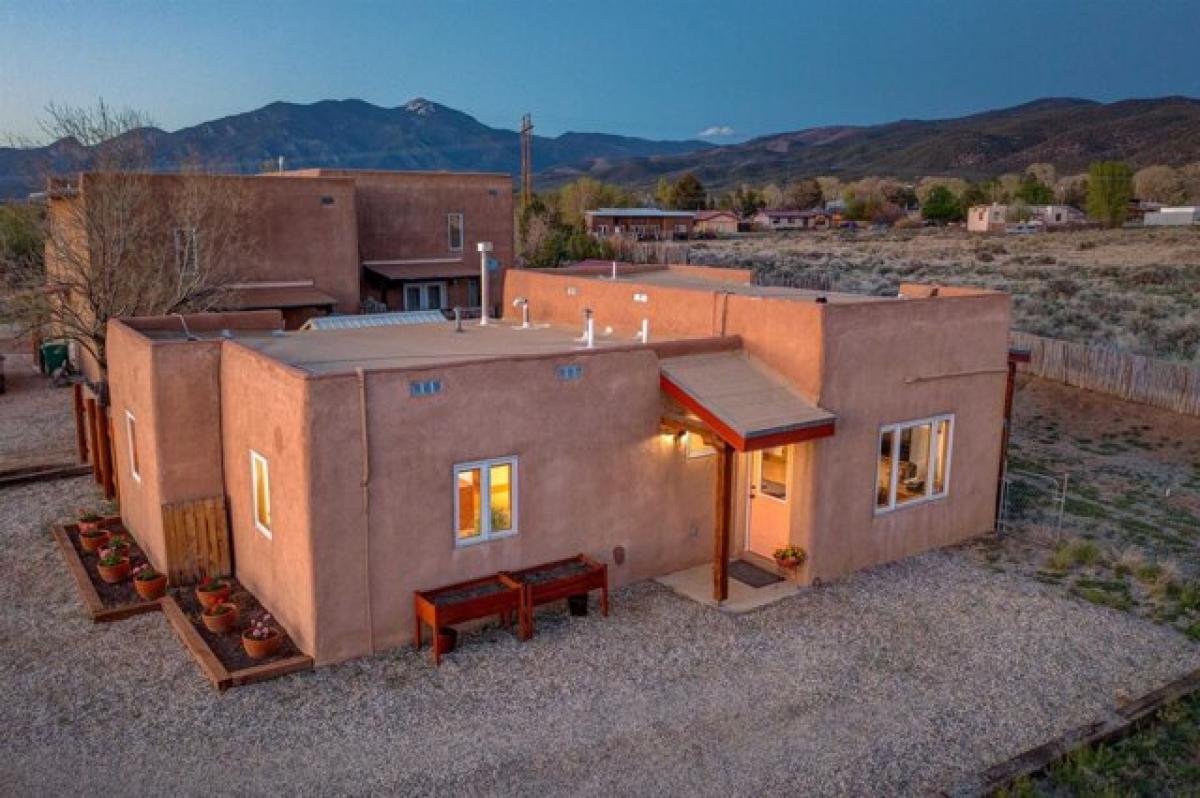 Picture of Home For Sale in Taos, New Mexico, United States