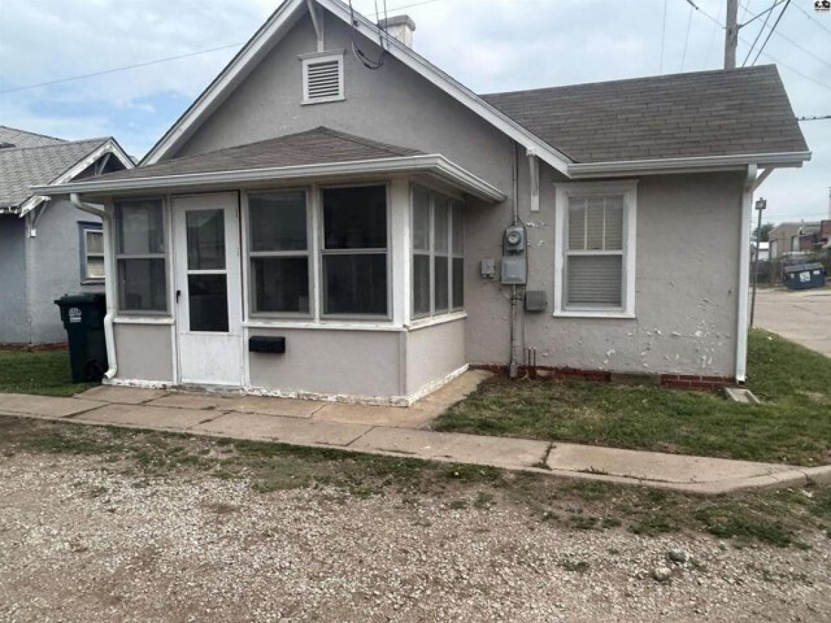 Picture of Home For Sale in Lyons, Kansas, United States