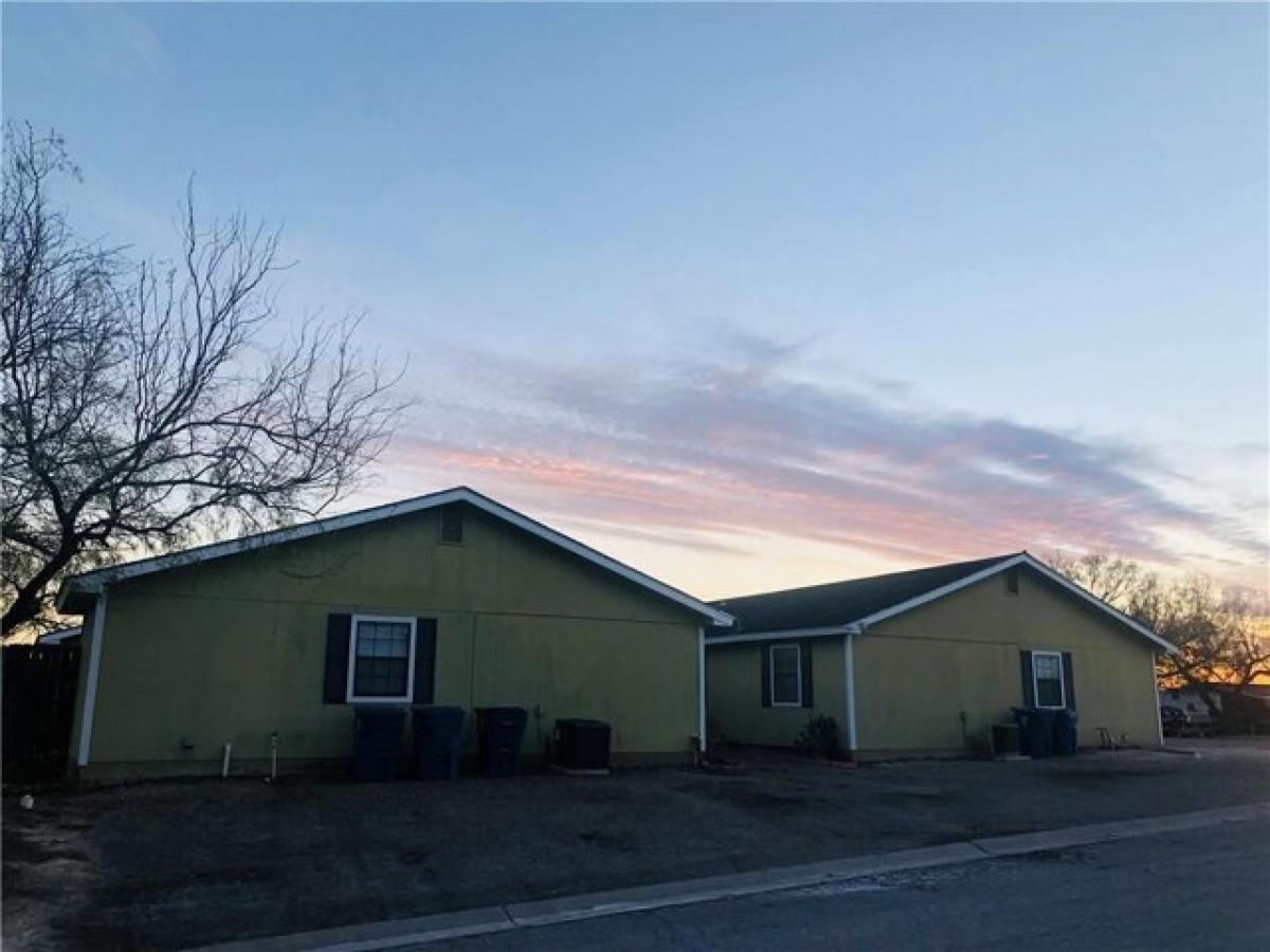 Picture of Home For Sale in Freer, Texas, United States