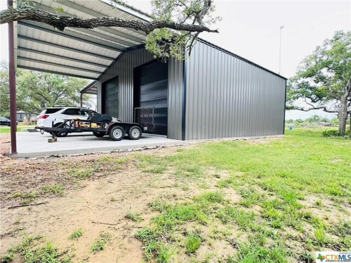 Picture of Home For Sale in Yoakum, Texas, United States