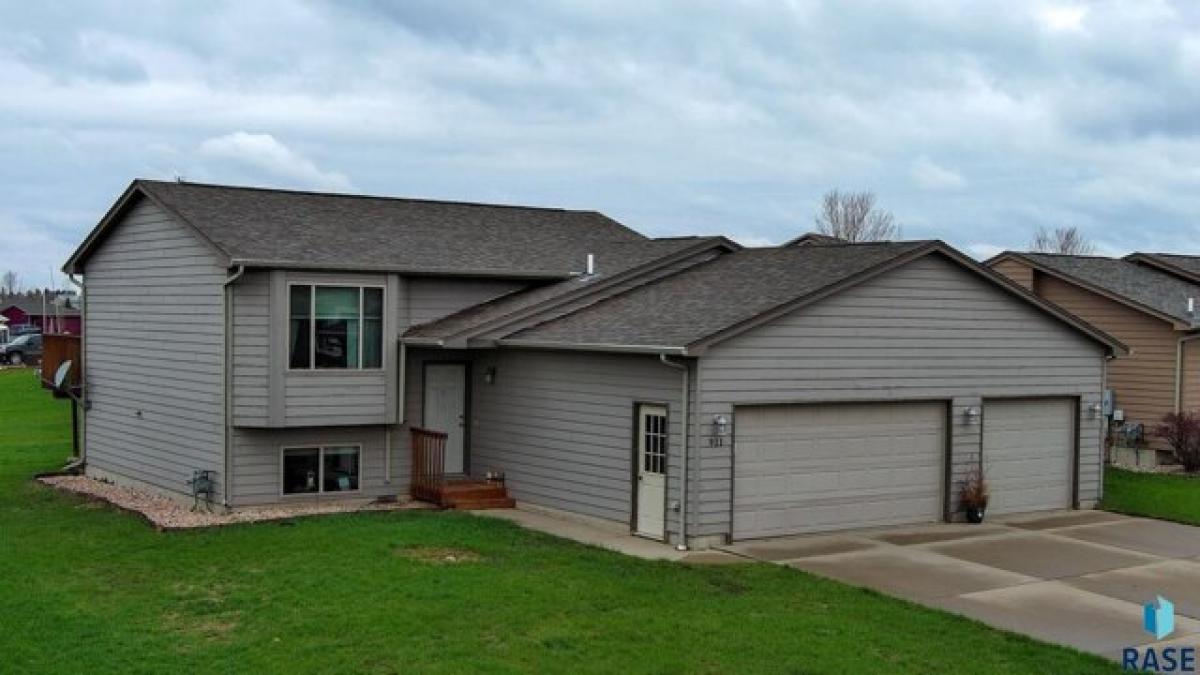 Picture of Home For Sale in Harrisburg, South Dakota, United States