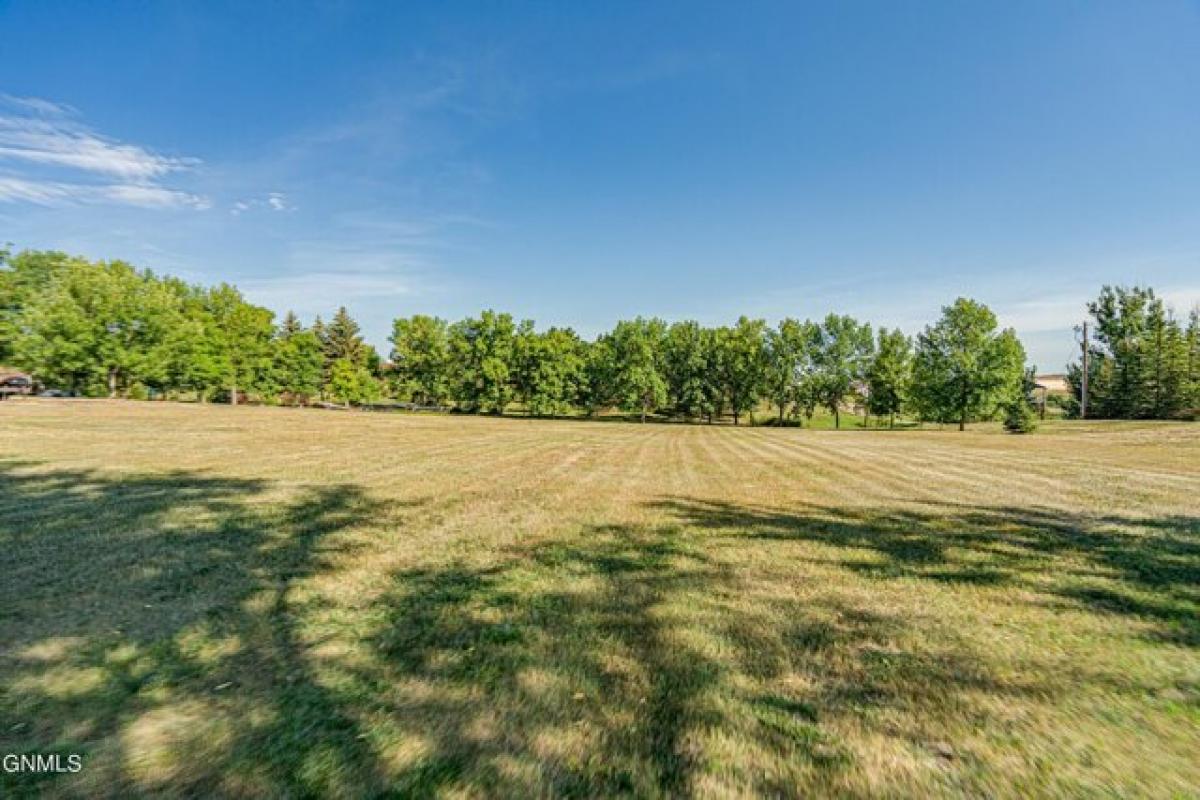 Picture of Home For Sale in Garrison, North Dakota, United States