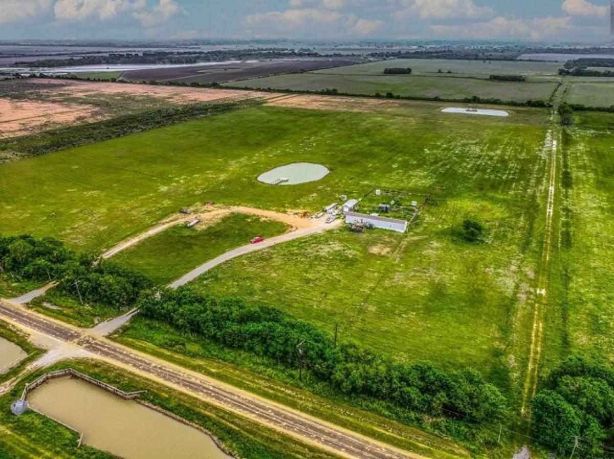 Picture of Home For Sale in Stowell, Texas, United States