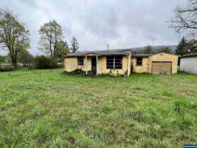 Home For Sale in Lyons, Oregon