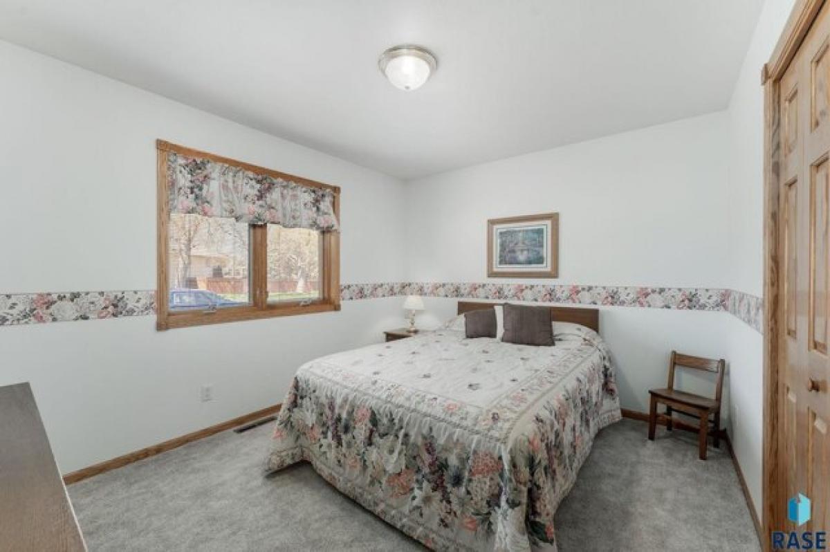 Picture of Home For Sale in Lennox, South Dakota, United States