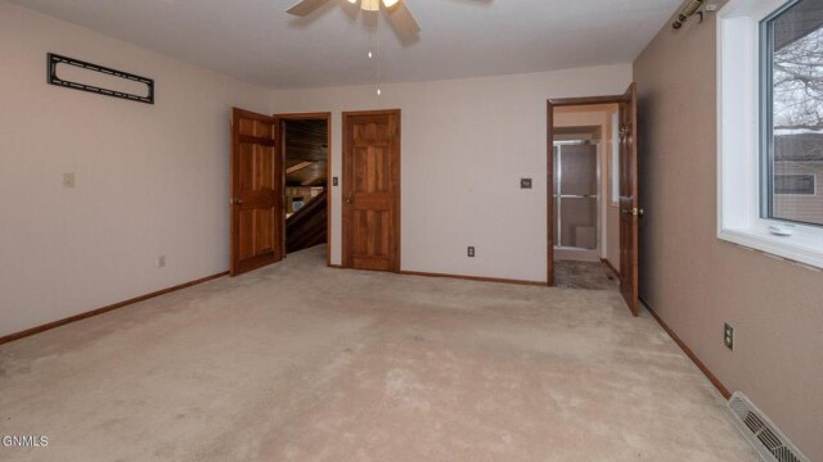 Picture of Home For Sale in Hazen, North Dakota, United States