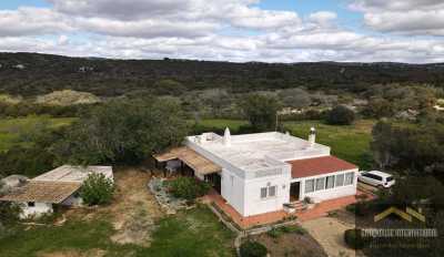 Villa For Sale in Santa Barbara De Nexe, Portugal