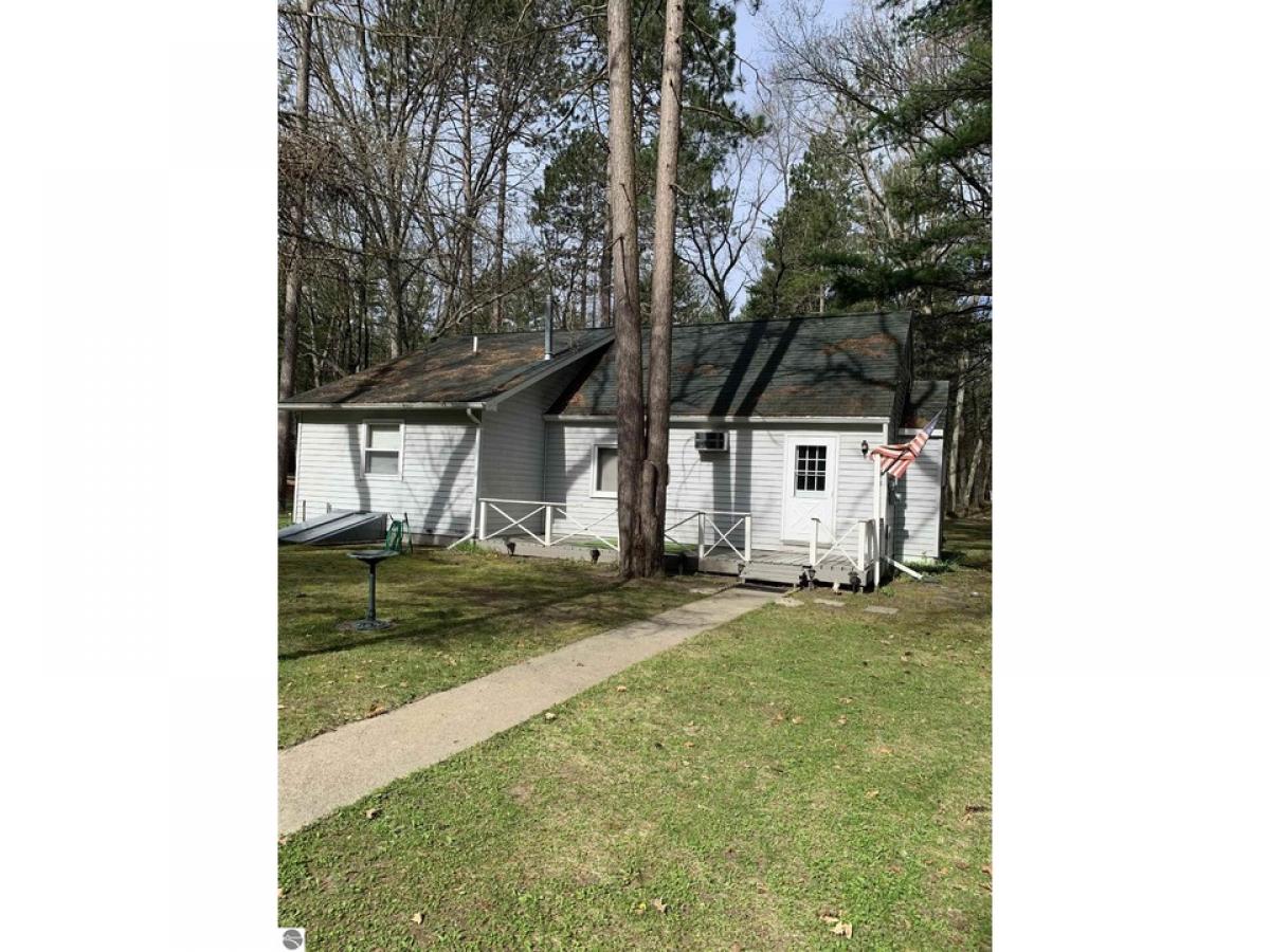 Picture of Home For Sale in Tawas City, Michigan, United States