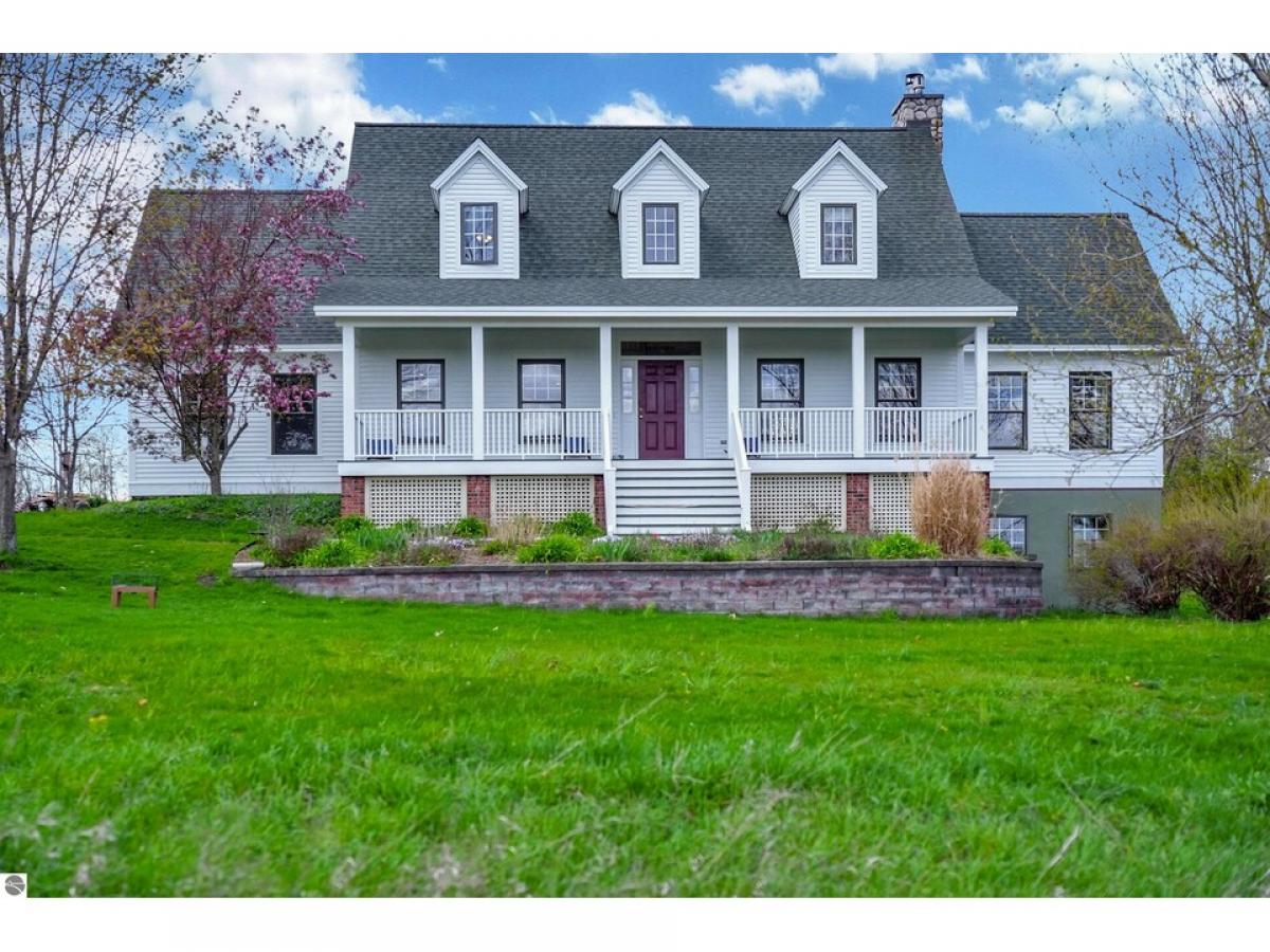 Picture of Home For Sale in Williamsburg, Michigan, United States