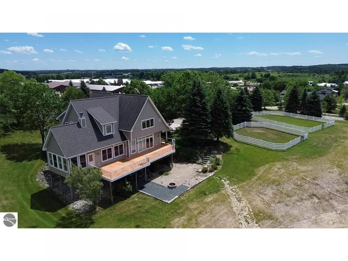 Picture of Home For Sale in Williamsburg, Michigan, United States