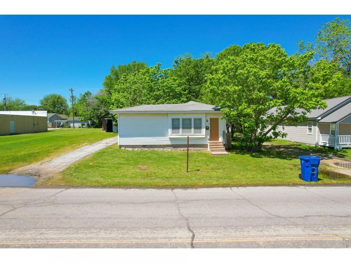 Picture of Home For Sale in Miami, Oklahoma, United States